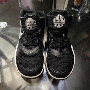 Nike Team Hustle Kids Black Sneakers